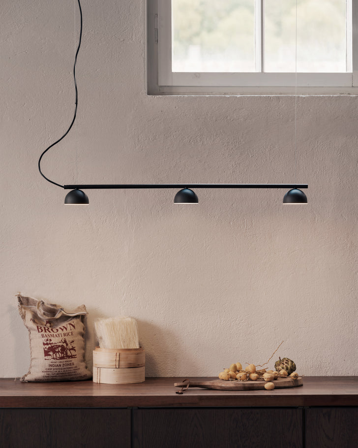 Blush pentant lamp rail3 black kitchen Ph Einar Aslaksen