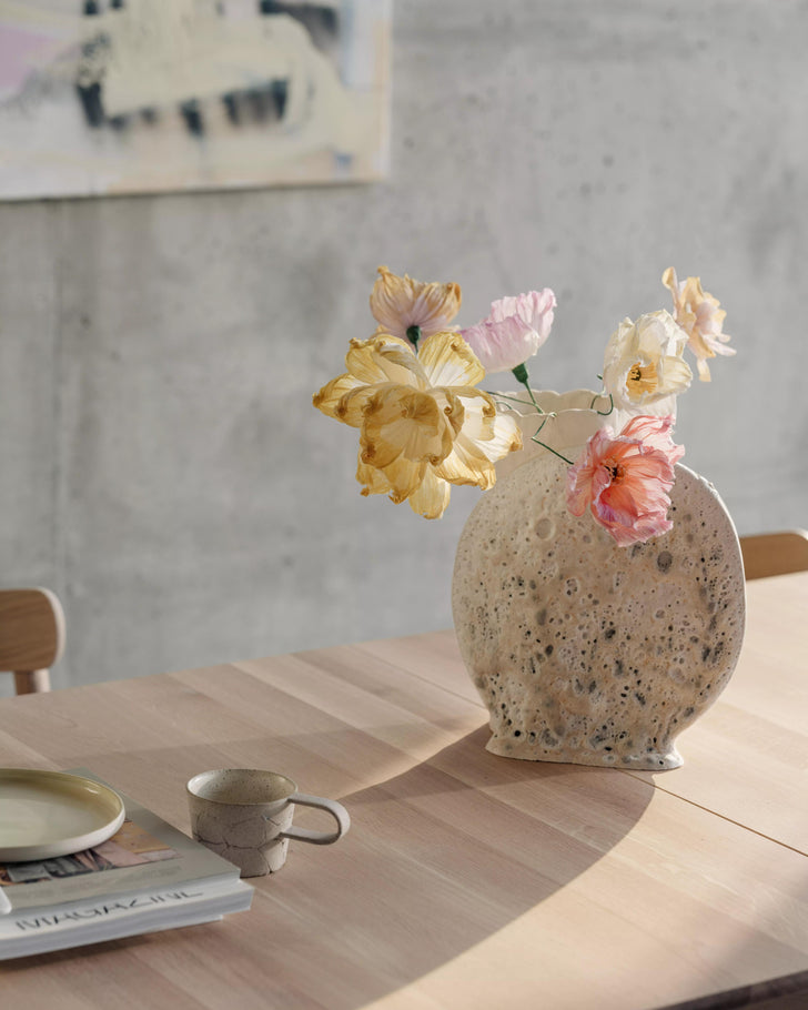 Expand dining table light oak Detail flowers Ph Einar Aslaksen
