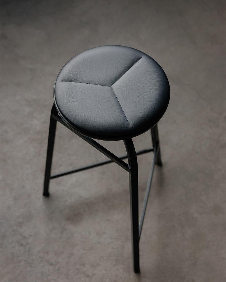Treble bar stool black leather-seat Photo Einar Aslaksen