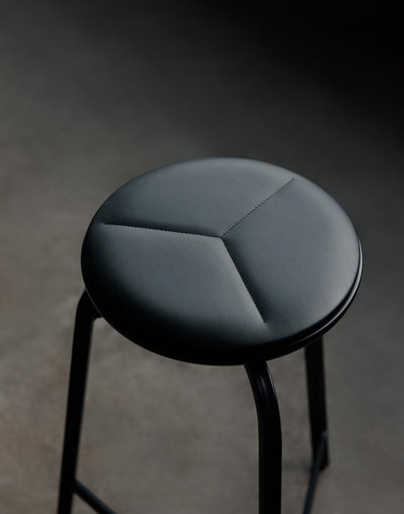 Treble bar stool black leather-seat closeup Photo Einar Aslaksen