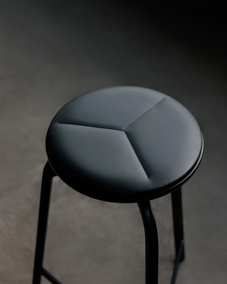 Treble bar stool black leather-seat closeup Photo Einar Aslaksen