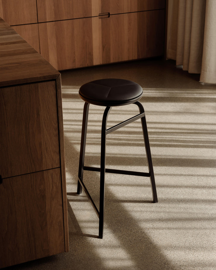 Treble bar stool black single kitchen Photo Einar Aslaksen