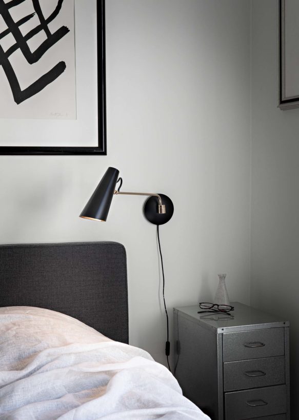 Birdy_wall_lamp_black_steel_bed_Northern_Photo_Anne_Andersen_Low-res