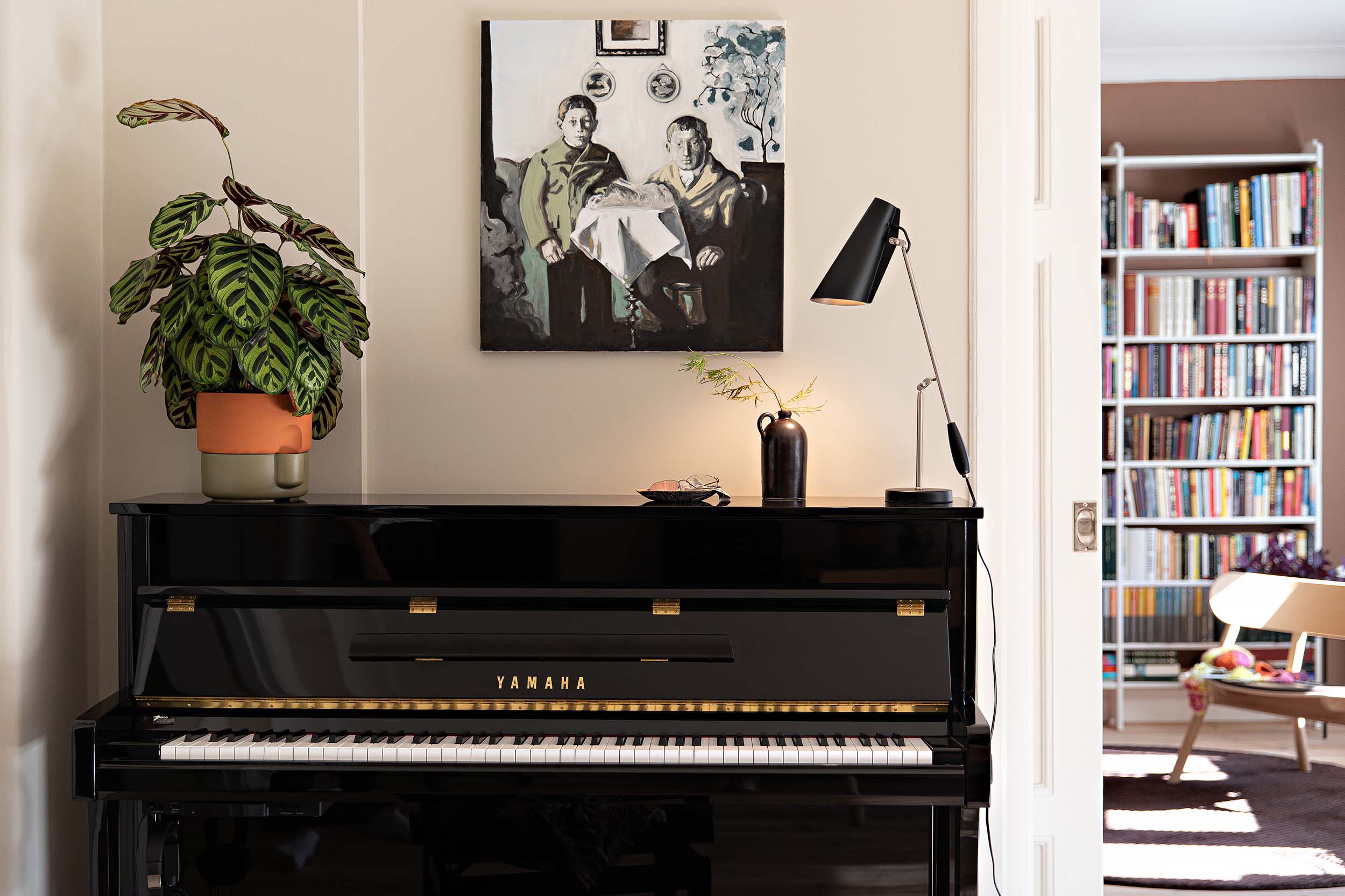 Ove Rogne apartment Birdy_table_lamp_black_steel_Piano_Landscape_Northern_Photo_Anne_Andersen_Low-res
