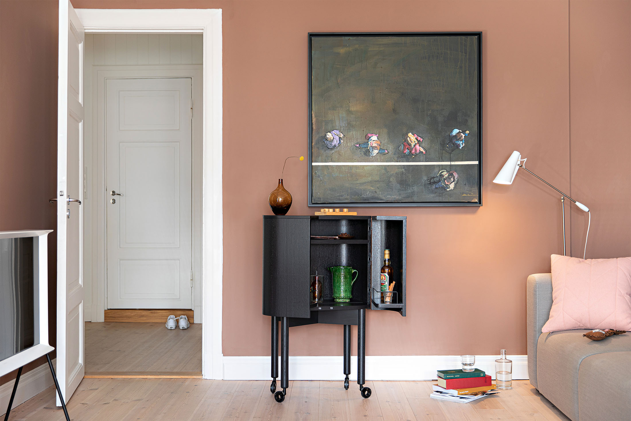 Ove Rogne ApartmentLoud_black_bar_cabinet_Birdy_lamp_Northern_Photo_Anne_Andersen_Low-res