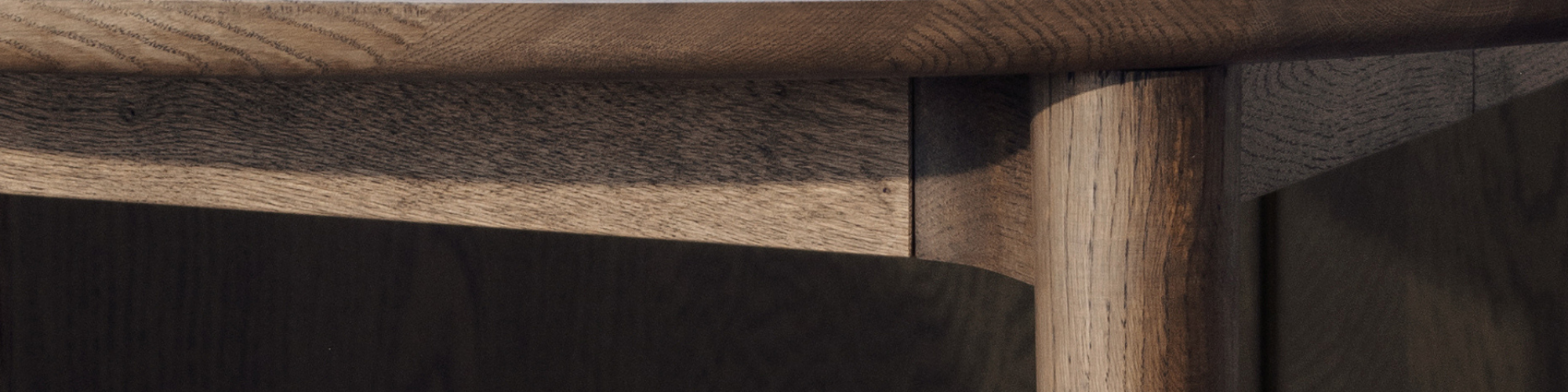 Expand dining table detail web smoked oak Northern