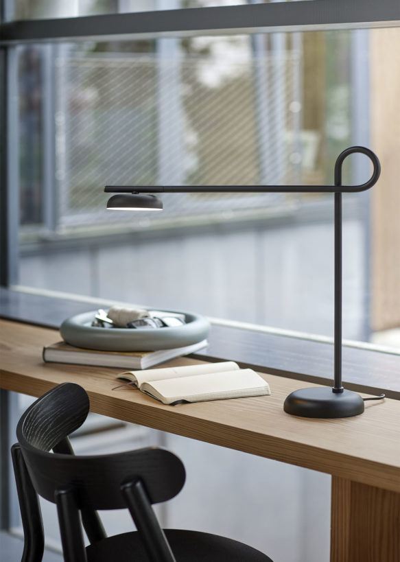 Salto_table-lamp_black_on-desk-Northern_ph_Chris_Tonnesen-Low-res